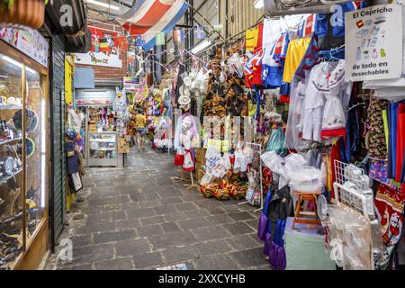 Gasse in der Markthalle, Verkaufsstände mit farbenfrohen Ausstellungen, Mercado Central de San Jose, San Jose, Costa Rica, Mittelamerika Stockfoto