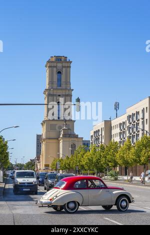 Oldtimer vor dem rekonstruierten Barockturm der umstrittenen Garnisonkirche mit Aussichtsplattform, Potsdam, Brandenburg, Deutschland, EUR Stockfoto