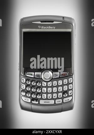 Strock-Foto des BlackBerry 8310 Curve Smartphones mit isolierter Silhouette mit einem Beschneidungspfad auf weißem grauen Hintergrund Stockfoto