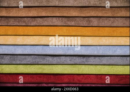 Farbenfrohe und helle Stoffmuster von Möbel- und Bekleidungspolstern. Nahaufnahme einer Palette textiler abstrakter Streifen in verschiedenen Farben Stockfoto