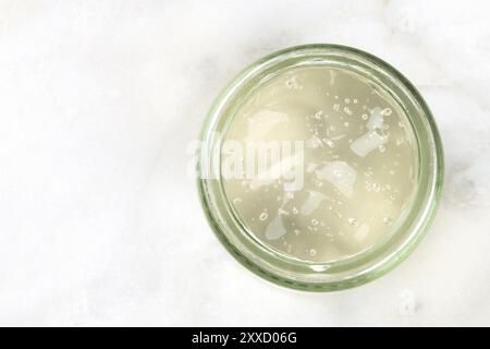 Aloe vera Gel in einem Glas auf hellem Hintergrund, geschossen von oben mit einem Platz für Text Stockfoto