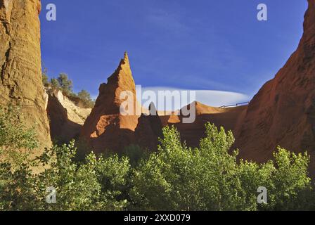 Ockersteinbrüche von Rustrel in der Provence im Abendlicht, Provence-Alpes-Cote d'Azur, Südfrankreich, Frankreich, Europa Stockfoto