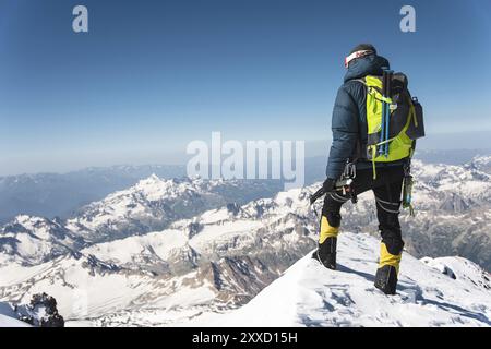 Professioneller, voll ausgestatteter Reiseleiter, Kletterer auf dem schneebedeckten Gipfel des schlafenden Vulkans Elbrus Stockfoto