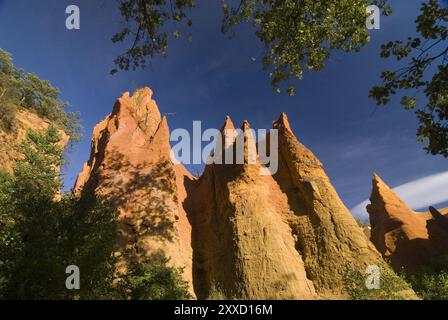 Die provenzalischen Ockersteinbrüche in Colorado, nahe Rustrel, leuchten im Abendlicht, Vaucluse, Provence, Provence-Alpes-Cote d'Azur, Südfrankreich, Fra Stockfoto