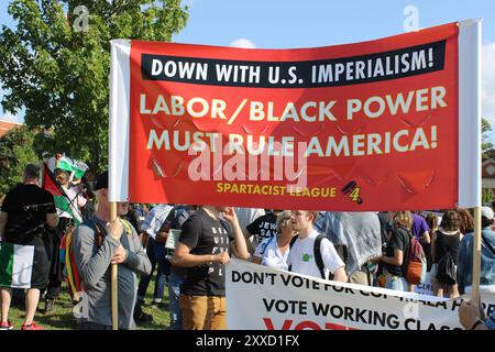 Unten mit dem US-Imperialismus müssen Arbeiter und schwarze Macht Amerika-Banner im Park 578-Protest während der Demokratischen Nationalversammlung regieren Stockfoto