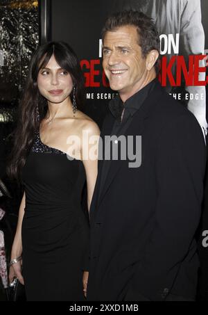 Mel Gibson und Oksana Grigorieva bei der Premiere von Edge of Darkness in Los Angeles am 26. Januar 2010 im Grauman Chinese Theatre in Hollywood Stockfoto
