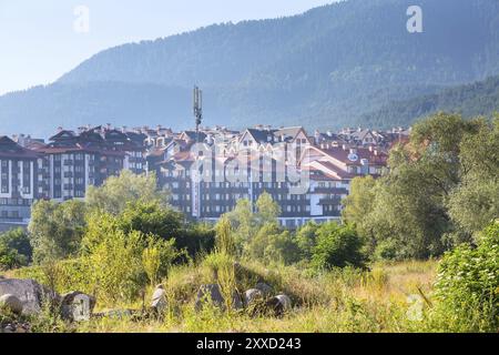 Bansko, Bulgarien, 19. Juli 2017: Hölzerne Chalet-Hotelhäuser und Sommerpanorama der Pirin-Berge im bulgarischen Ganzjahresresort, Europa Stockfoto