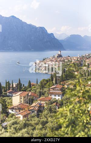 Niedliches idyllisches italienisches Dorf und See von oben gefangen. Malcesine am gardasee Stockfoto