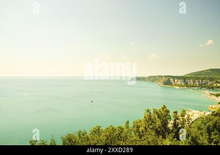 Bucht mit Touristenresort im Golf von Triest in der Nähe der Stadt Sistiana, Italien, EU, Europa Stockfoto