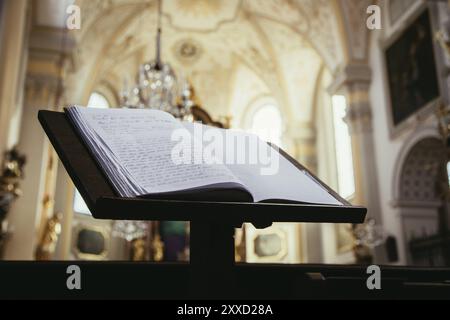 Nahaufnahme von Bibel oder Gebetbuch in einer Kirche Stockfoto