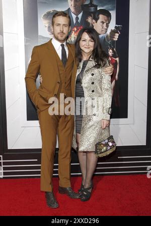Ryan Gosling und Donna Gosling bei der Premiere von „Gangster Squad“ in Los Angeles, die am 7. Januar 2013 im Grauman's Chinese Theatre in Hollywood stattfand. Stockfoto