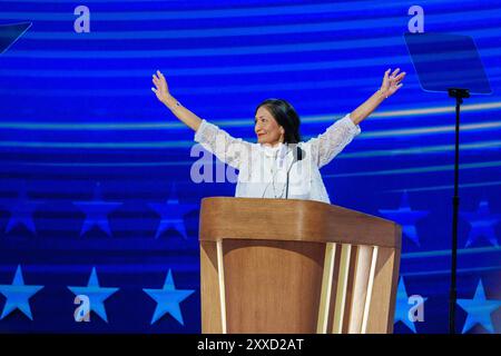 Chicago, Usa. August 2024. Deb Haaland spricht während des vierten Tages der Democratic National Convention (DNC) im United Center. Delegierte, Politiker und Anhänger der Demokratischen Partei treffen sich in Chicago, als die derzeitige Vizepräsidentin Kamala Harris zur Präsidentschaftskandidatin ihrer Partei ernannt wird. Die DNC findet vom 19. Bis 22. August statt. Quelle: SOPA Images Limited/Alamy Live News Stockfoto