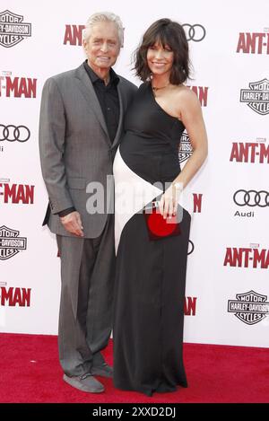 Michael Douglas und Evangeline Lilly bei der Uraufführung von Marvels „Ant-man“ am 29. Juni 2015 im Dolby Theatre in Hollywood, USA Stockfoto