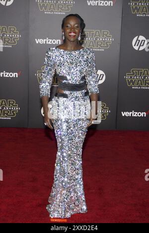 HOLLYWOOD, CA, Lupita Nyong'o bei der Weltpremiere von Star Wars: Das Erwachen der Macht am 14. Dezember im TCL Chinese Theatre in Hollywood, USA Stockfoto