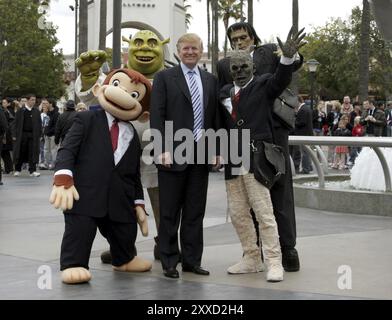 UNIVERSAL CITY, CA, 10. MÄRZ 2006: Donald Trump startet die sechste Staffel der Castingaufruf-Suche nach dem Auszubildenden in den Universal Studios Holly Stockfoto