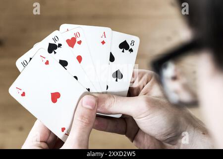 Der Mensch ist die Karten, Ausschnitt seiner Hände Stockfoto