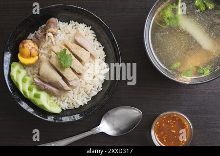 Gedämpfter Reis mit Hühnersuppe oder Hainanese Hühnerreis Stockfoto