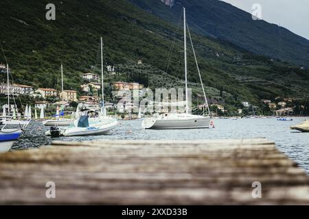 Küstenlandschaft. Strand, hölzerner Dock Pier, Meer und Boote Stockfoto