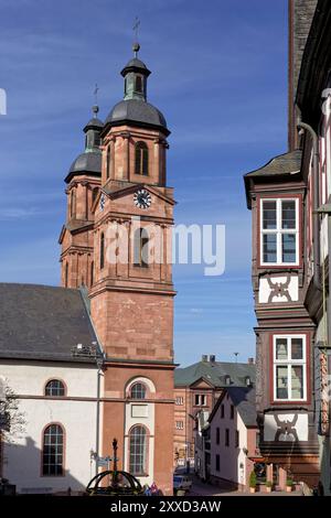 Miltenberg mit Kirche und Marktplatz Stockfoto