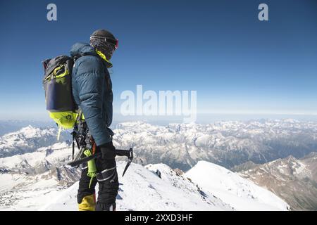 Professioneller, voll ausgestatteter Reiseleiter, Kletterer auf dem schneebedeckten Gipfel des schlafenden Vulkans Elbrus Stockfoto