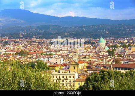 Florenz, Italien, Luftbild von mittelalterlichen Gebäuden mit großen Synagoge Kuppel in der Altstadt Stockfoto