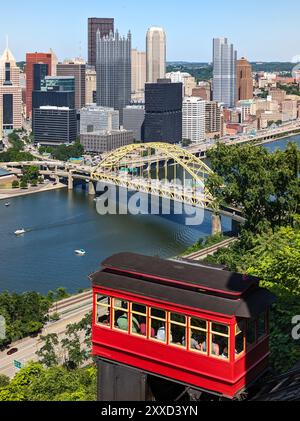 Pittsburgh, Pennsylvania - Blick auf die Skyline der Innenstadt mit der historischen Duquesne Incline, die sich über dem Monongahela River und der Fort Pitt Bridge erhebt Stockfoto