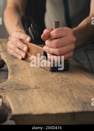 Holz arbeitet auf einer alten Eiche Plank, aus nächster Nähe erschossen, Tischlerei oder Schreinerei Hintergrund Stockfoto