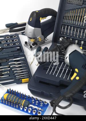 Bohrmaschine, ein Puzzle, Thread Stanzformen und Armaturen, Bohrer und andere tools Stockfoto