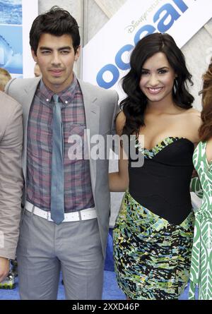 Joe Jonas und Demi Lovato bei der Premiere von „Oceans“ in Los Angeles am 17. April 2010 im El Capitan Theater in Hollywood, USA Stockfoto