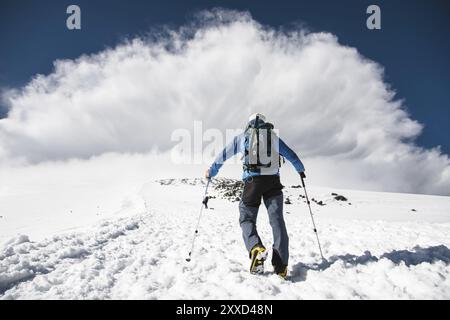 Der Bergsteiger steigt bergauf, um auf einen Bergsturm zu treffen, der vom Berg auf dem kaukasus kommt Stockfoto