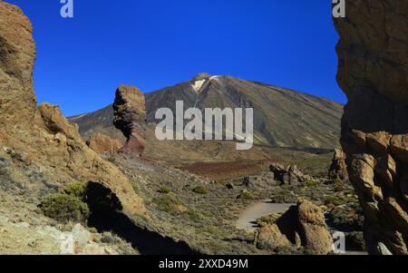 Pico del Teide mit Los Roques de Garcia und Roque Cinchado, der Finger Gottes, Teide Nationalpark, Teneriffa, Kanarische Inseln, Spanien, Europa Stockfoto