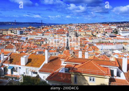 Lissabon, Portugal Panoramablick Luftbild mit Blick auf den Fluss Tejo und Ponte de 25 Abril Brücke Stockfoto