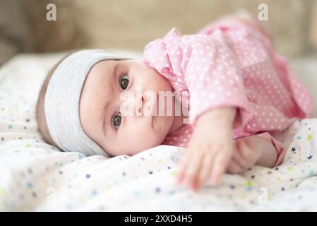 Nahaufnahme eines schönen Babys auf hellem Hintergrund. NEV-Born-Konzept Stockfoto