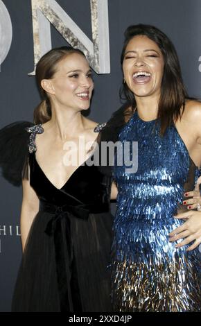 Natalie Portman und Gina Rodriguez bei der Los Angeles-Premiere von „Annihilation“, die am 13. Februar im Regency Village Theatre in Westwood, USA, stattfand, Stockfoto