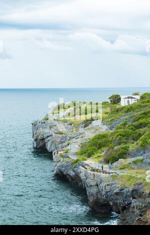 Wunderschöner Aussichtspunkt auf die Insel und das Meer von ist eine berühmte Sehenswürdigkeit von Chonburi, Thailand, Asien Stockfoto