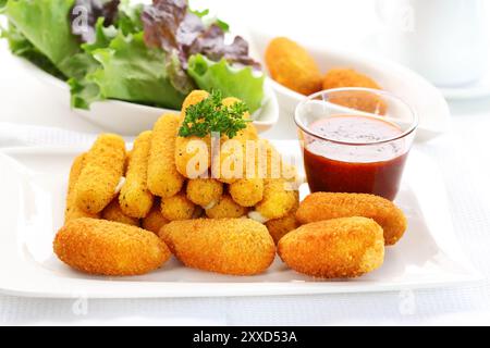 Panierter Käse-sticks - Mozzarella und Chili Paprika gefüllt mit Käse und Tomatensauce Stockfoto