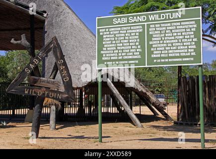 Eintritt zum Sabi Sand Game Reserve, Gowrie Gate, Südafrika, auf dem Weg zu luxuriösen privaten Lodges, Afrika Stockfoto