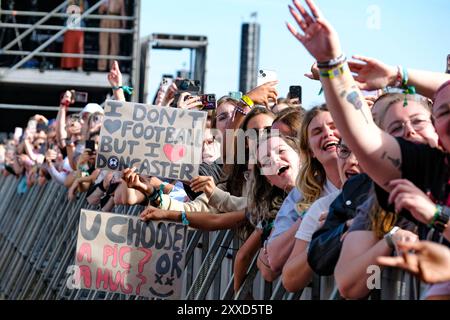 Southsea, Hampshire, Großbritannien. August 2024. Lächelnde fröhliche Menge von Festivalbesuchern, die den ehemaligen One-Direction-Sänger Louis Tomlinson live auf der Bühne beim Victorious Festival in Southsea, Großbritannien, beobachten. Credit: Dawn Fletcher-Park/Alamy Live News Stockfoto