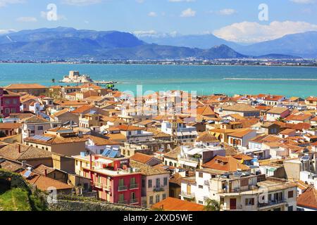 Nafplio oder Nafplio, Griechenland, Peloponnes Altstadt Häuser Luftpanorama, Meer und Schnee Berge, Europa Stockfoto