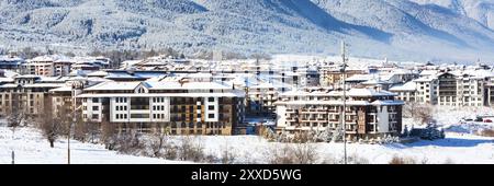 Hölzerne Chalet, Häuser und Schneeberge Landschaft Panorama im bulgarischen Skigebiet Bansko, Bulgarien, Europa Stockfoto