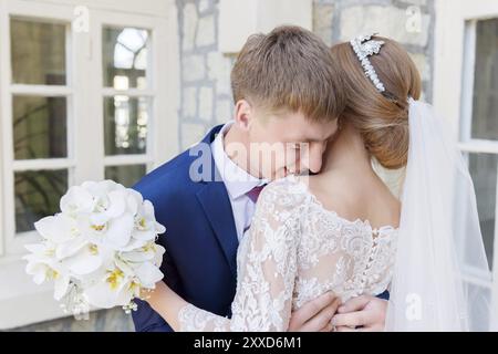 Porträt eines frisch vermählten Paares auf einem Hochzeitsspaziergang. Das Konzept eines glücklichen jungen Paares. Hochzeit Stockfoto