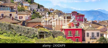 Nafplio oder Nafplio, Griechenland, Peloponnes Altstadt Häuser Luftpanorama und Schnee Berge Banner, Europa Stockfoto