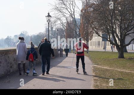 Menschen am Elbufer in Magdeburg an einem Wintertag Stockfoto