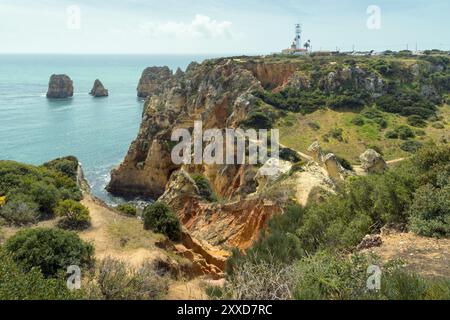 Die felsige Algarve bei Ponta da Piedade mit Leuchtturm und Radarstation Stockfoto