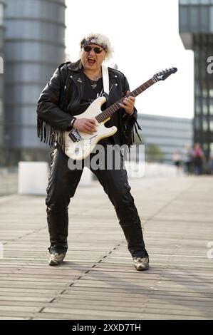 Hardrock-Musiker im Düsseldorfer Medienhafen Stockfoto