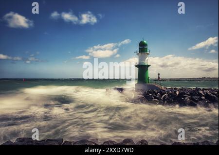 Eingang zum Hafen von Warnemünde in der Brandung Stockfoto