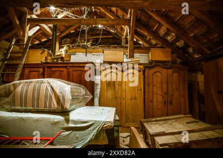 Innenraum eines alten Holzschuppen mit Holzabfällen und Sonnenstrahlen. Alte Scheune Stockfoto