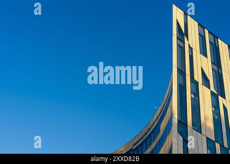 Nordseite des Düsseldorfer KOE-Bogen vor blauem Himmel Stockfoto