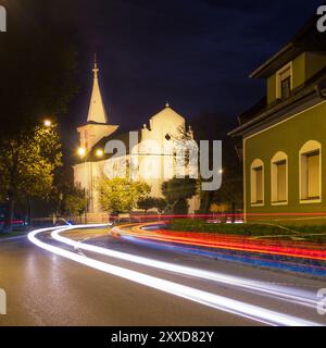 Kirche am Straßenrand im Burgenland bei Nacht Stockfoto