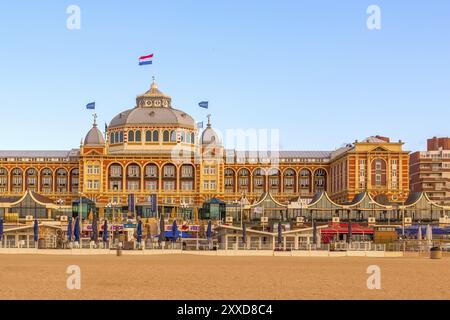 Scheveningen, Niederlande, 7. April 2016: Sonnenuntergang am Strand, Grand Hotel Amrath Kurhaus bei den Haag, Holland Stockfoto